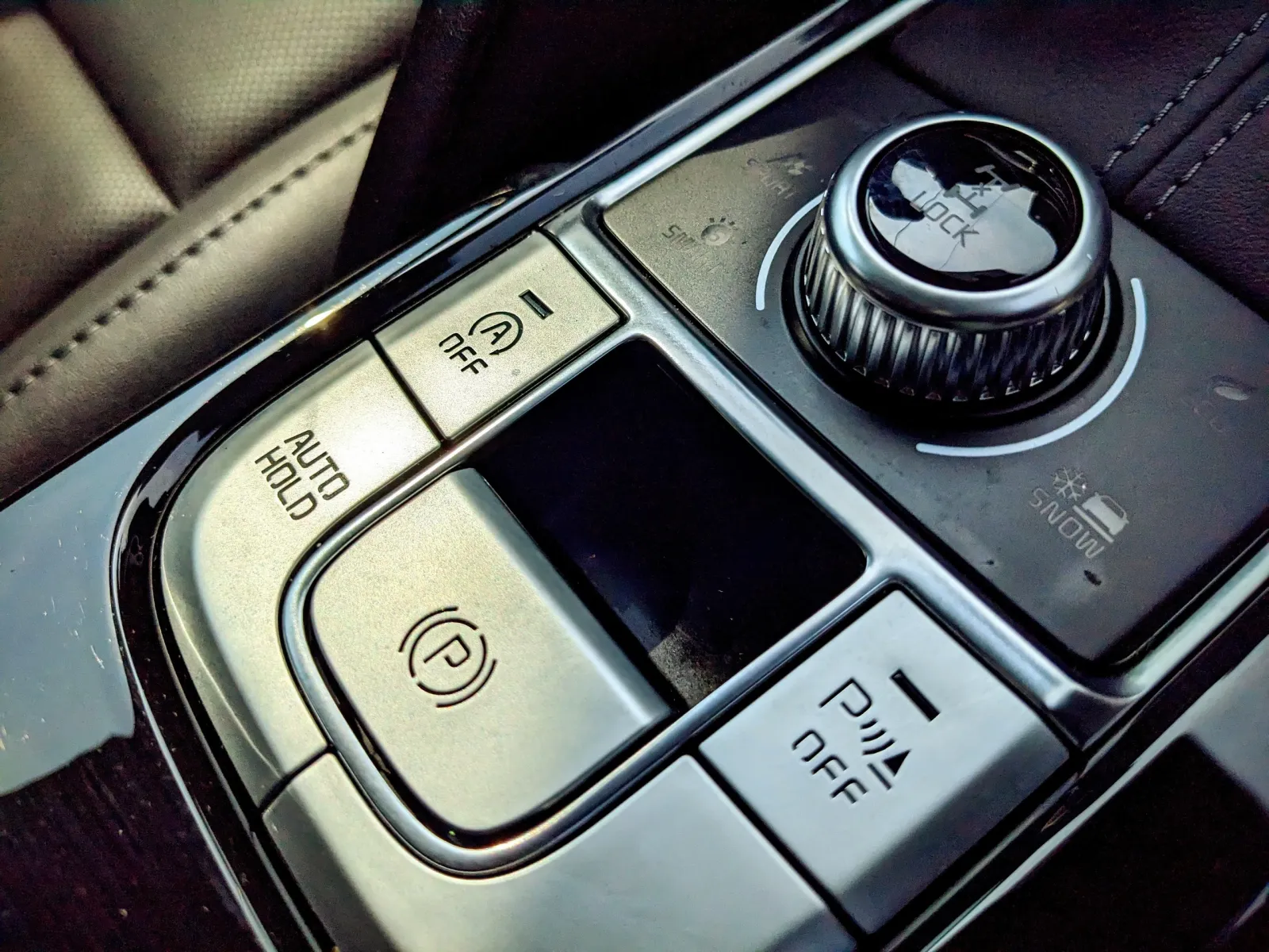 Interior console and 10.25-inch display of the 2022 Kia Telluride